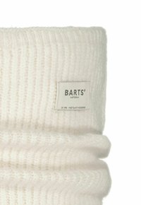 Berretto lavorato a maglia bianco con texture a coste, dotato di un piccolo etichetta rettangolare che riporta "BARTS'". Materiale morbido e spesso per garantire calore.