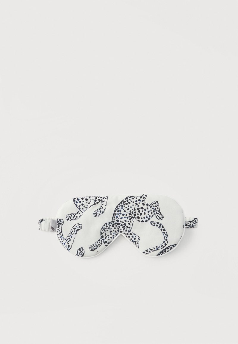 Λευκή υφασμάτινη μάσκα ύπνου με μαύρο και γκρι λεοπάρ μοτίβο με στίγματα και ρυθμιζόμενο ελαστικό λουράκι σε κάθε πλευρά.