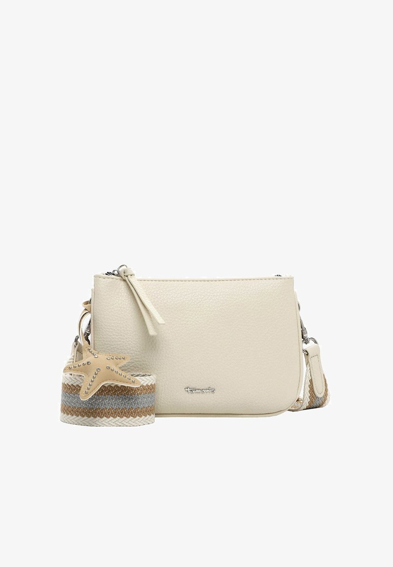 Sac bandoulière en cuir texturé couleur crème avec sangle tissée rayée et breloque étoile de mer beige ornée de clous métalliques.