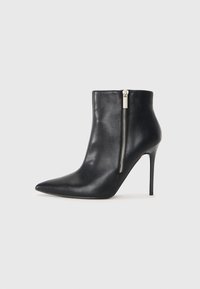 Svarte lær ankelstøvler med spiss tå, stilettohæl og sølvfarget glidelåsdetalj på siden. Glatt tekstur og tettsittende design.