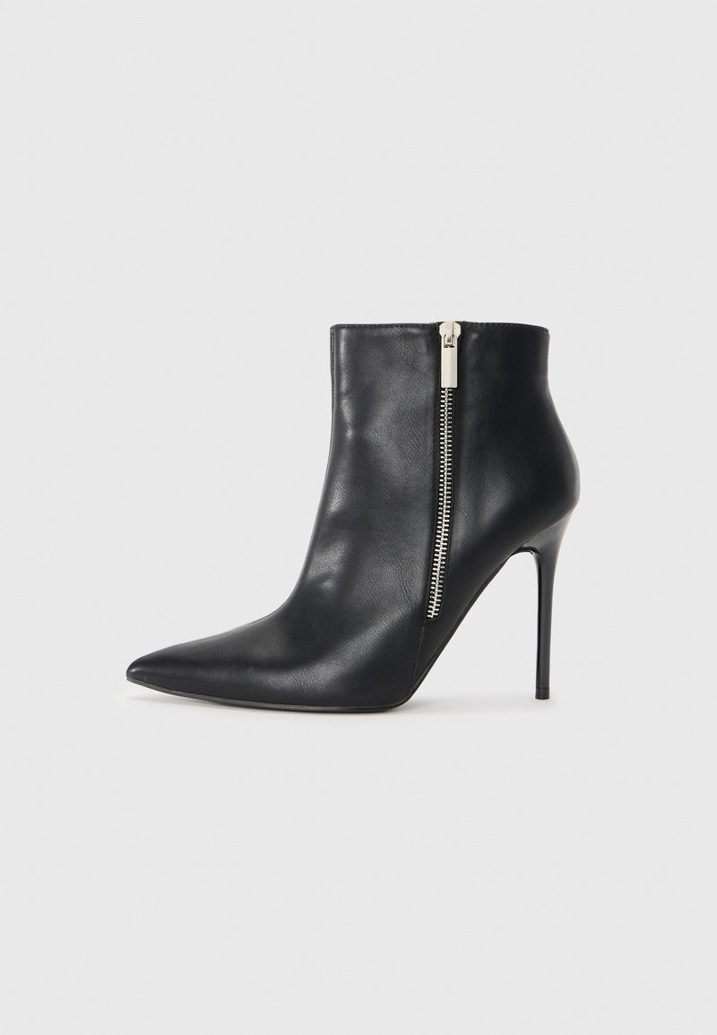 Svarte lær ankelstøvler med spiss tå, stilettohæl og sølvfarget glidelåsdetalj på siden. Glatt tekstur og tettsittende design.
