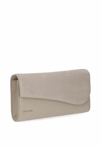 Clutch de piel sintética beige con cierre de solapa, textura suave, forma rectangular y branding dorado en la parte frontal.