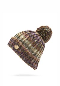 Beanie lavorato a maglia con un motivo multicolore che presenta tonalità di viola, verde e marrone, ornato da un pompon testurizzato e un'etichetta in legno.