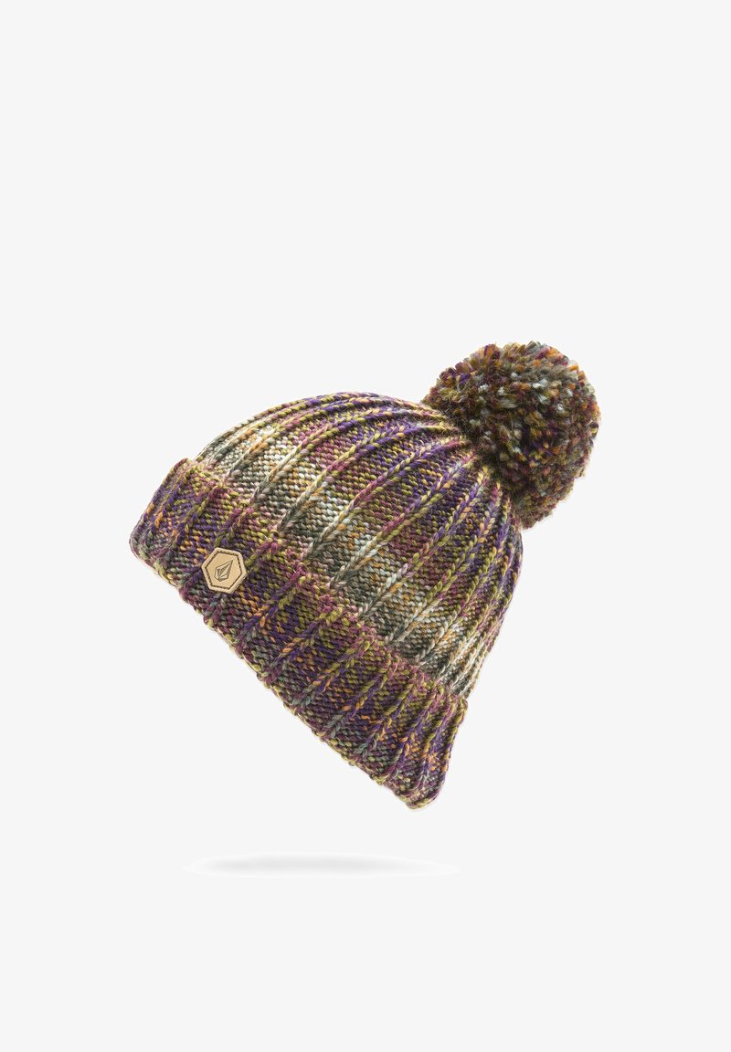 Beanie lavorato a maglia con un motivo multicolore che presenta tonalità di viola, verde e marrone, ornato da un pompon testurizzato e un'etichetta in legno.