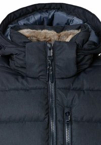 Czarna kurtka puchowa z kapturem wyściełanym sztucznym futrem, wyraźnymi zamkami błyskawicznymi i pikowaną fakturą. Wnętrze wyłożone jest gładkim, ciemnym materiałem.