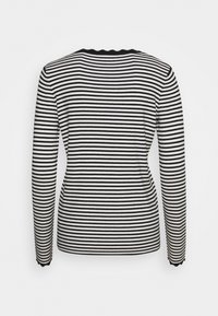 Schwarz-weiße horizontale gestreifte Langarmbluse mit gewelltem Saum an den Manschetten und am Saum, von hinten gezeigt.