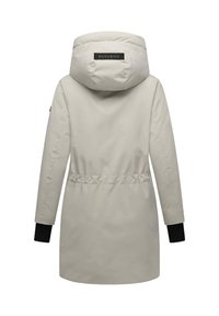 Beige parka-takki hupparilla, joustavyötäröllä ja mustilla hihansuilla. Valmistettu sileästä materiaalista, jossa on hienostunut kiilto, ja takana on merkkilogo.
