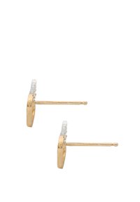 Guldtonade studs med klara accentstenar, cirkulär design och raka bakstycken. En enkel, modern estetik med subtila detaljer.