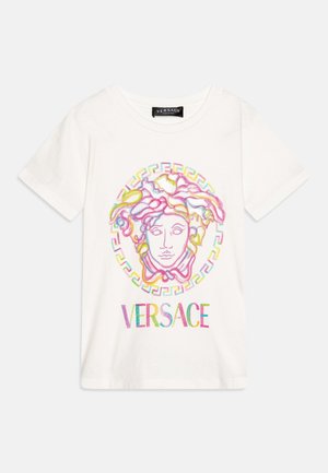 T-shirt blanc à manches courtes avec un graphisme coloré de tête de Méduse et un texte multicolore "VERSACE" à l'avant.