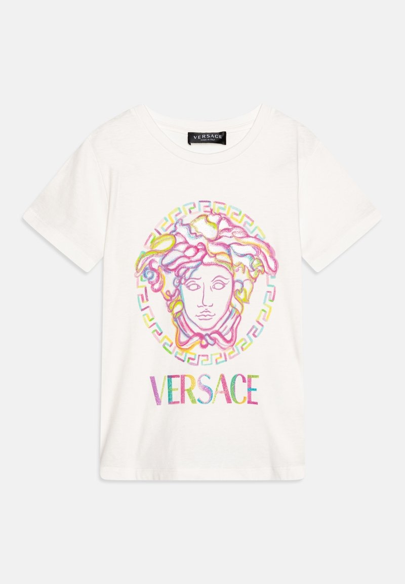 T-shirt blanc à manches courtes avec un graphisme coloré de tête de Méduse et un texte multicolore "VERSACE" à l'avant.