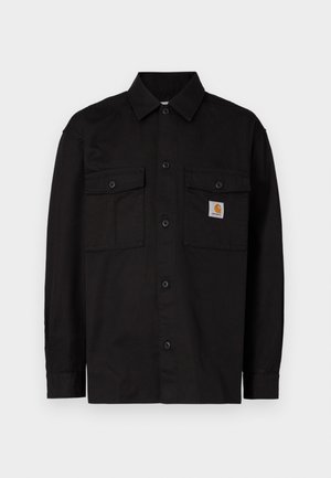 Camicia nera con bottoni realizzata in tessuto resistente, con due tasche sul petto, colletto a punta e una piccola etichetta con logo sulla tasca sinistra.