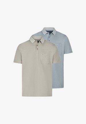 Dwie koszulki polo z krótkim rękawem z kołnierzykami i kieszeniami na piersi, jedna beżowa z przodu, druga jasnoniebieska z tyłu, wyświetlone na białym tle.