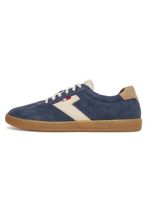 Niskie sneakersy z cholewką z granatowego zamszu, beżowym skórzanym detalem w zygzak, białymi sznurowadłami i brązową gumową podeszwą na białym tle.