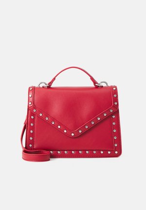 Sac à main rectangulaire rouge avec fermeture à rabat, clous argentés soulignant les bords, une poignée supérieure et une bandoulière amovible sur fond blanc.