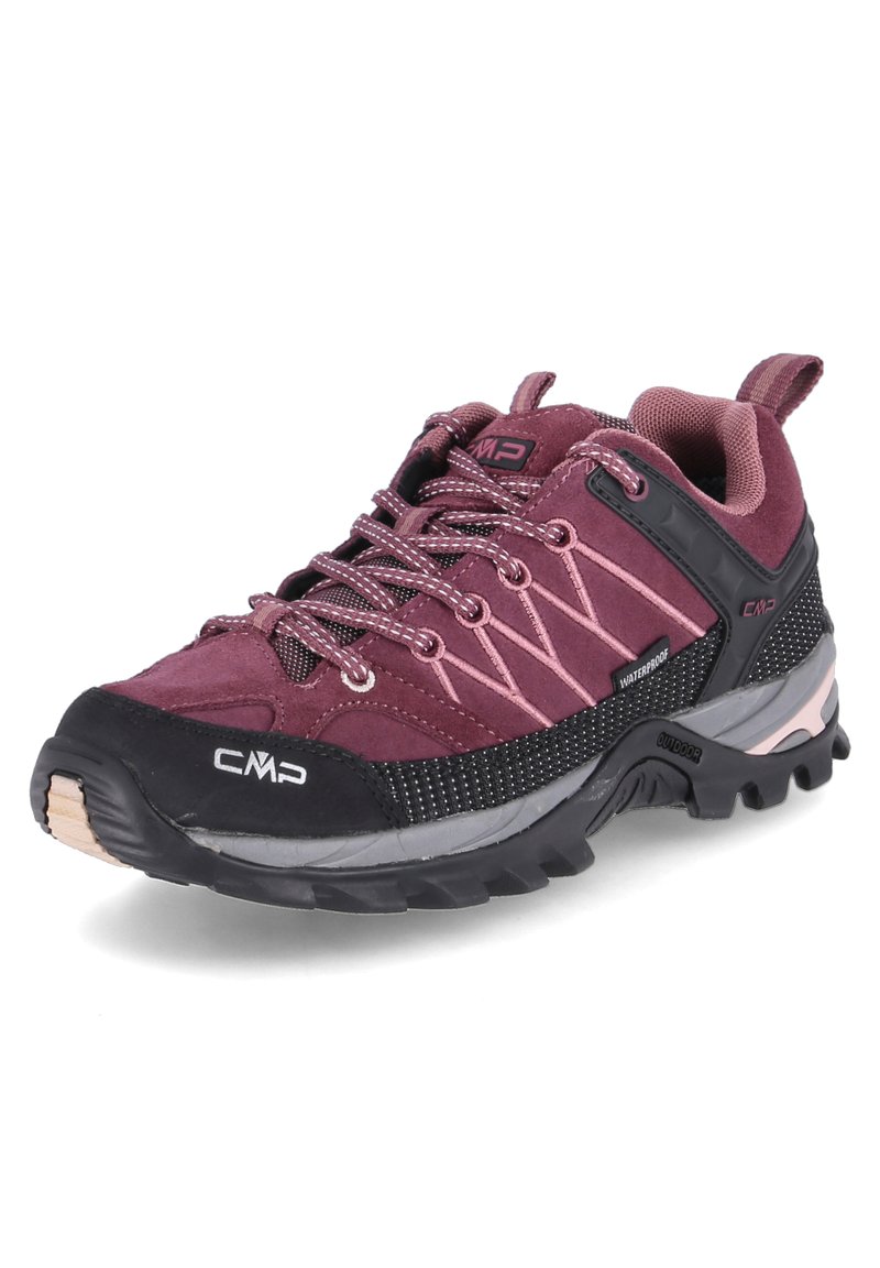 Zapato ligero para exteriores con parte superior de ante burdeos, acentos de goma negra, diseño impermeable y suela texturizada para un mejor agarre.