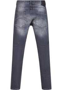 Jean slim pour homme de couleur gris foncé avec un effet délavé, deux poches arrière, passants pour ceinture, et une étiquette de marque noire sur la ceinture.