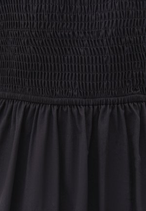 Czarna sukienka z marszczonym dekoltem, z falbaniastymi detalami, płynącą strukturą materiału i rozkloszowanym dołem.