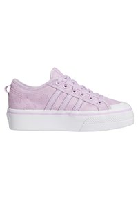 Lavendel låga sneakers i texturerad fabric, snörning framtill, tre sidostripor och tjock vit gummisula med texturerad tåhuvud.