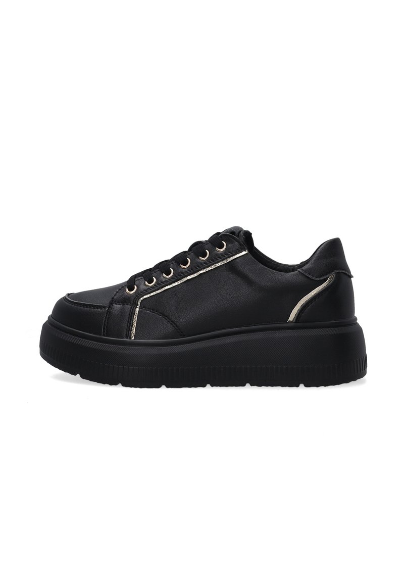 Schwarze Ledersneaker mit dicker schwarzer Sohle, ausgestattet mit goldenen Ösen und metallischen Akzenten an den Seiten für zusätzlichen Detailreichtum.