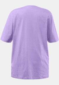 Maglietta corta in lavanda realizzata in morbido cotone, con scollo tondo e una vestibilità ampia, senza decorazioni visibili o motivi.