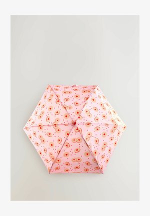 Roosa vihmavari, millel on helepruunide sõõrikute ja punaste südamete muster, kaheksa paneeli ja ümar tipp punase nupuga.