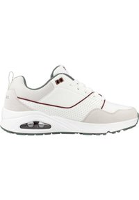 Sneaker blanche et grise avec une surface texturée, des panneaux en mesh, des perforations, des accents rouges et une unité de coussin d'air visible dans la semelle.