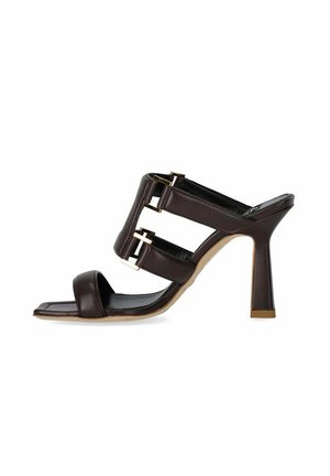 Mule marrone scuro con tacco alto, punta aperta, tre cinturini con fibbie dorate e design con punta quadrata.