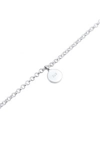 Armband aus Sterlingsilber mit verknüpftem Kettendesign, ausgestattet mit einem runden Anhänger, der mit "925" für Authentizität gekennzeichnet ist. Glatte Textur, polierte Oberfläche.