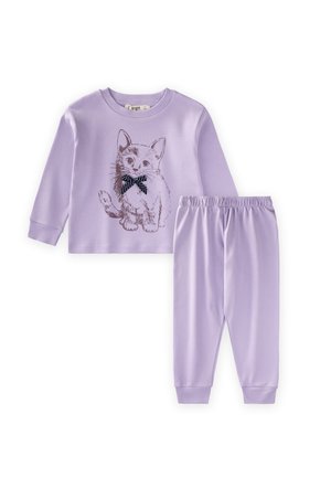 Top de manga larga color lavanda con ilustración de gatito y lazo de lunares, combinado con pantalones a juego con cintura elástica.