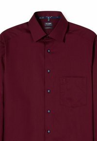 Bordeauxfarbenes Langarmhemd mit weitem Kragen, das eine linke Brusttasche, dunkle Knöpfe und ein blaues, florales Innenkragen-Design aufweist.