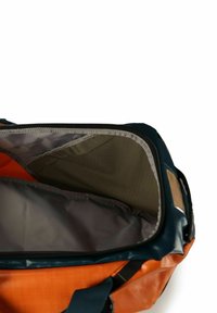 Bolsa de viaje con exterior en naranja y azul marino, con interior gris. Cuenta con cierre de cremallera y bolsillo interior, fabricada con materiales duraderos.