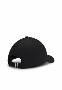 Zwarte baseballpet van stof met een gebogen rand en een verstelbare band. Heeft een hoge kroon en contrasterende stiksels.