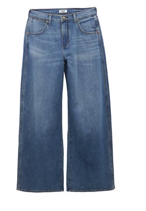 Blugi albăstri cu talie înaltă și croială largă, cu buzunare frontale, închidere cu nasturi și fermoar, și etichetă Wrangler pe talie.
