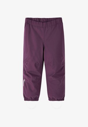 Fioletowe wodoodporne spodnie z elastycznym pasem i regulowanymi mankietami przy kostkach. Posiadają odblaskowy detal z jednej strony. Gładka tekstura.