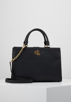 Sac à main en cuir noir avec double poignée, bandoulière chaîne en or et logo "RLL" doré sur le devant, présenté sur une surface blanche.