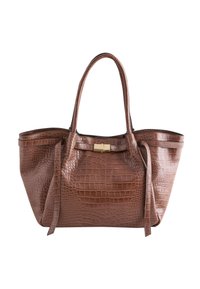 Sac fourre-tout en cuir marron embossé crocodile avec doubles poignées, ferrures dorées, intérieur spacieux et texture lisse.