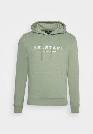 Sweat à capuche vert clair avec poche avant, cordons et texte blanc "BELSTAFF ENGLAND 1924" sur la poitrine.