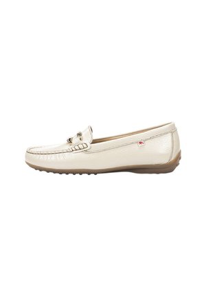 Mocasín de cuero color marfil con suela de goma marrón, pieza metálica decorativa en la parte delantera y pequeña etiqueta roja con logo en el lateral.