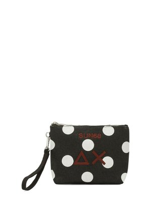 Bustina da polso nera con grandi pois bianchi, scritta rossa "SUN68" e simboli a triangolo e X ricamati sul davanti, chiusura con cerniera.