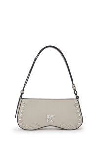 Borsa in pelle beige con forma curva, tracolla nera, dettagli decorativi a pois e un logo argentato sul davanti.