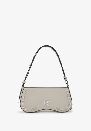 Šviesiai rudos odos rankinė, turinti lenktą formą, juodą diržą, dekoratyvinius taškinius akcentus ir sidabrinį logotipą priekyje.