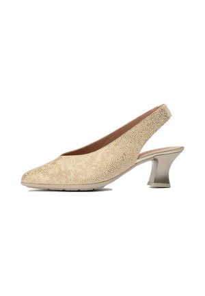 Zapato de mujer beige tipo slingback con tacón bajo, estampado abstracto texturizado y puntera puntiaguda, mostrado de lado sobre fondo blanco.