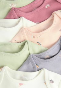 Ensemble de huit bodies pour bébés dans des couleurs pastel : vert, rose, blanc, pêches et lavande, avec des motifs ludiques comme des arcs-en-ciel et des licornes.