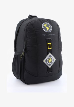 Schwarzer Rucksack aus gepolstertem Material, mit rundem National Geographic-Logo, gelben Akzenten und seitlichen Mesh-Taschen zur Aufbewahrung.