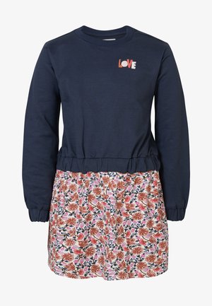 Marineblå langærmet kjole med elastisk talje, nederdel med blomsterprint og lille "LOVE" tekst i orange og hvid på brystet.
