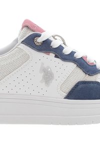 Vit sneaker med mesh- och mockamaterial. Utrustad med rosa och marinblå accenter, perforerad detaljering och en silverlogga på sidan.