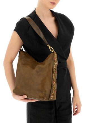 Borsa a spalla in pelle marrone caratterizzata da una forma morbida, decorata con borchie colorate su un lato e dotata di una tracolla robusta.
