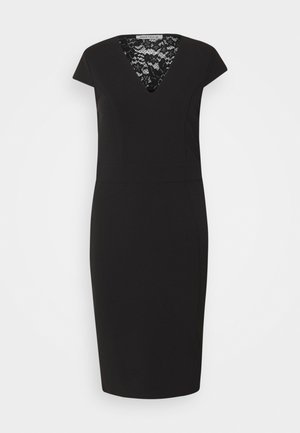 Schwarzes Kleid mit kurzen Ärmeln, V-Ausschnitt mit Spitzendetails auf der Rückseite, tailliert und knielang. Hergestellt aus glattem Stoff.