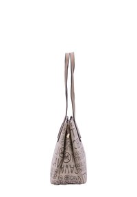 Textuur beige trekkoordtas met gestempelde zwarte logo patronen. Heeft twee donkerbruine schouderriemen en een aangesnoerde sluiting aan de bovenkant.