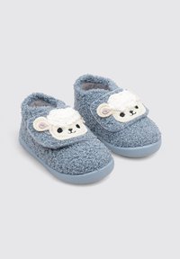 Chaussons pour tout-petits en polaire bleue avec un design texturé, ornés d'une application de visage de mouton à l'avant et d'une semelle en caoutchouc bleue.